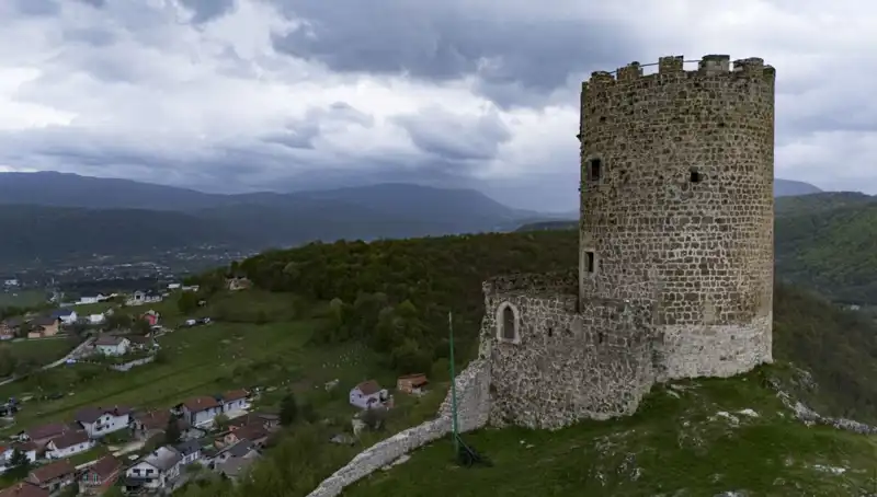 Bosna Hersek'in Gizli Hazinesi: Sokolac Kalesi Zamanla Yarışıyor!