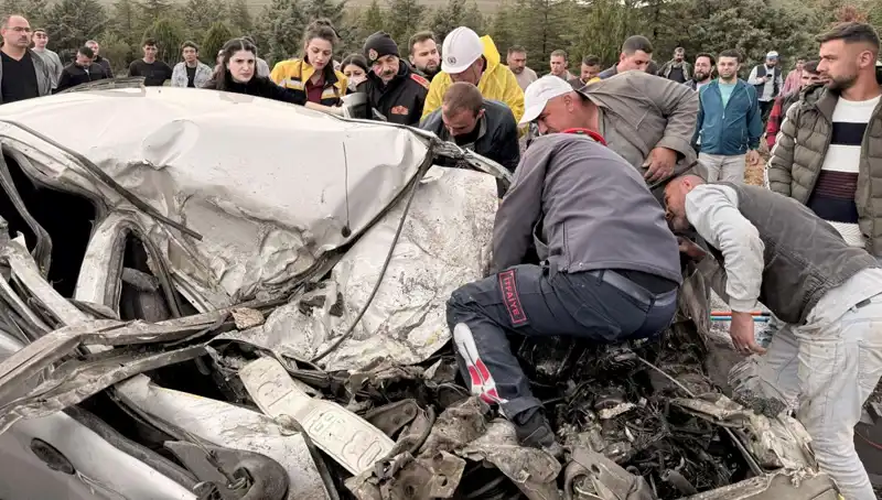 TIR ile Çarpışan Araç: Kağıt Gibi Ezilen Korkunç Kaza Detayları