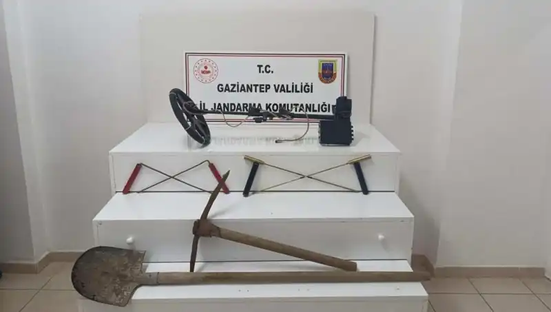 Definecilere Suçüstü: Kaçak Kazı Yapan İki Kişi Gözaltına Alındı