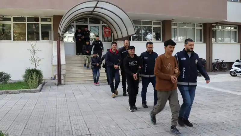 İki Farklı İlde 21 Düzensiz Göçmen Yakalandı: Detaylar Şok Edici!