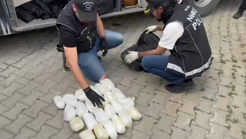 Yolcunun Valizinden 13 Kilo Metamfetamin Çıktı: Uyuşturucu Ticareti Araştırması Başlatıldı