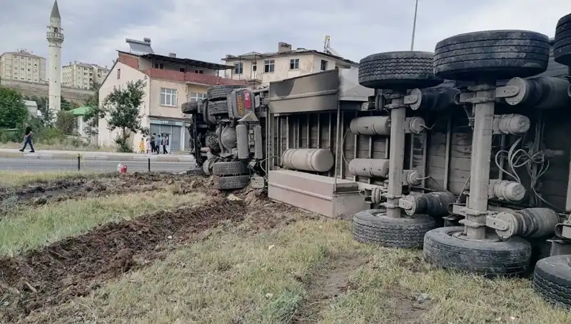 Erzurum'da Freni Boşalan TIR Korkunç Bir Kazaya Sebep Oldu