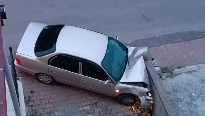 Kontrolü Kaybeden Araç Duvara Çarptı: Sürücü Sağ Kurtuldu