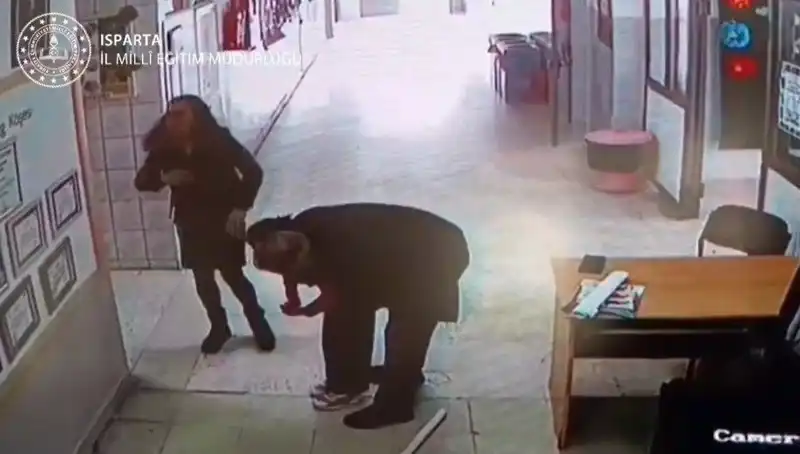 Öğretmenin Cesareti: Heimlich Manevrası ile Öğrenciyi Hayata Döndürdü