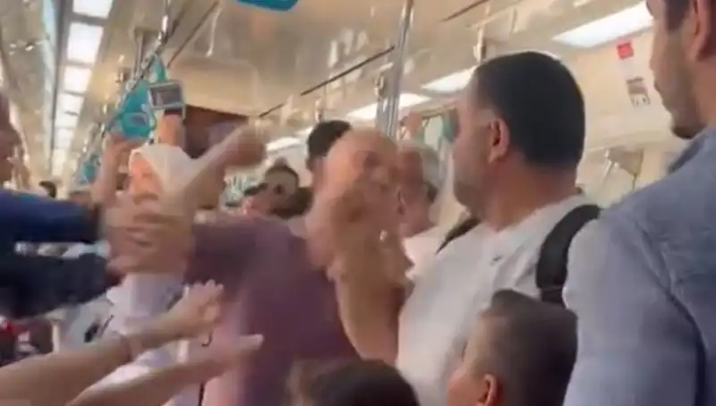 Marmaray'da Yumruklar Havada Uçuştu: Kavga Anları Güvenlik Kamerasında