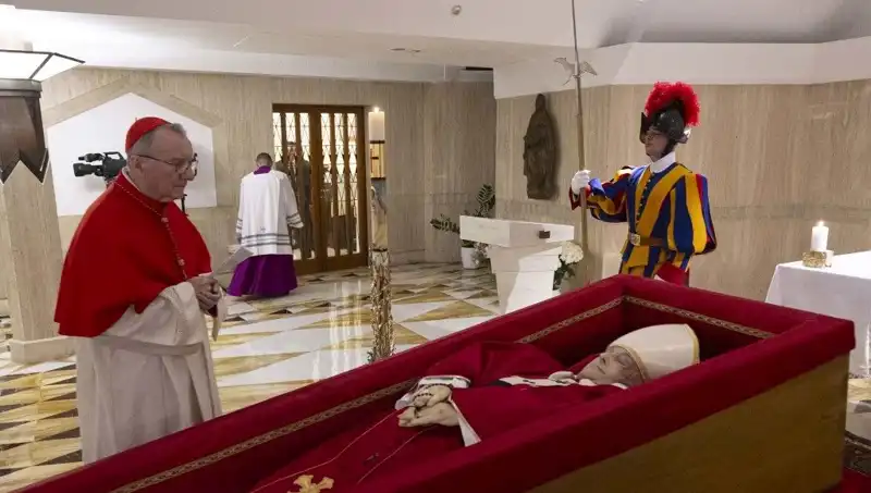 Papa Francesco'nun Tabutundaki Fotoğraflar: Duygusal Anlar ve Yüzleşme
