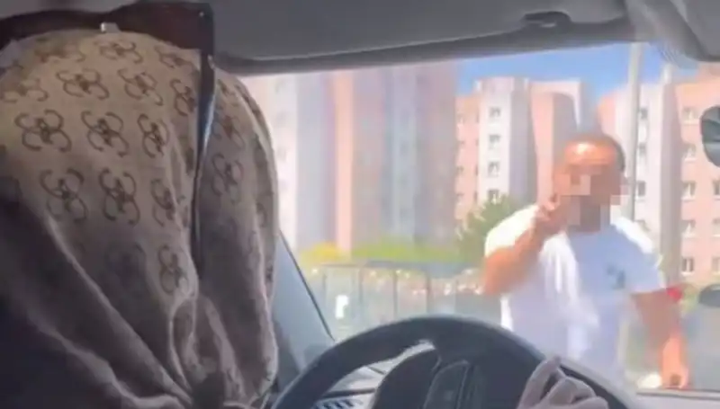 Trafikte Dehşet Anları: Önünü Kestikleri Aracın Camını Yumrukladı