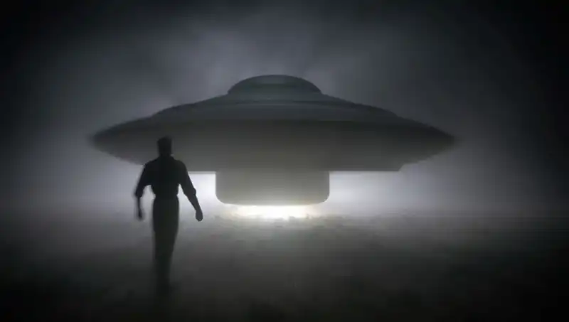 UFO Uzmanı Uyardı: Uzaylılar Masum İnsanları Hedef Alıyor mu?