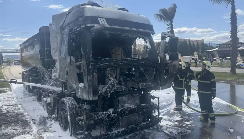 Kum Yüklü TIR'ın Alev Alev Yanması Şehirde Şok Etkisi Yarattı