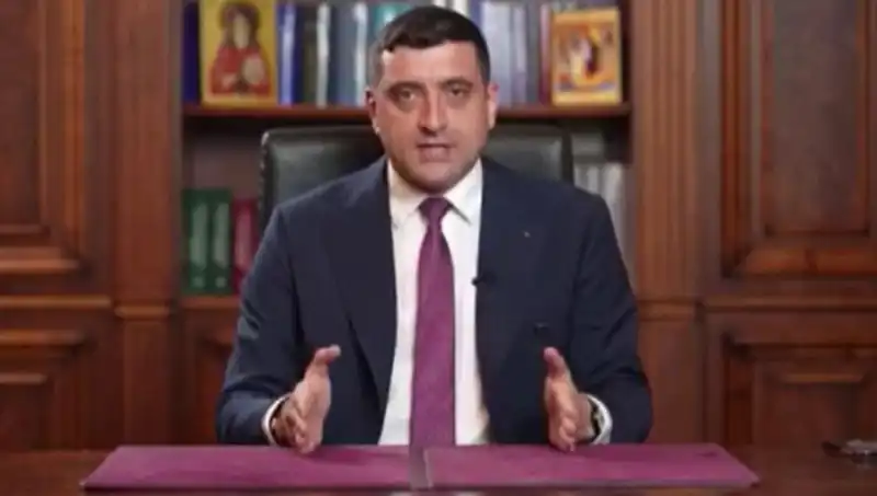 Romanya'da Aşırı Sağcı Aday Seçimlerde İlk Turda Neden Önde Geldi?