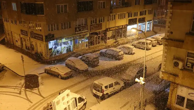 Geceden Sabaha İki Mevsim: Kar ve Baharın Dansı